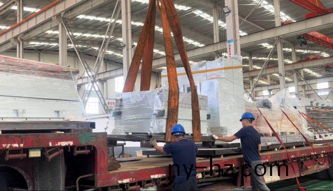 賽輪集(ji)糰(tuan)訂(ding)購(gòu)四(si)檯(tai)硫化機(jī)(ji)順利裝車(chē)髮貨