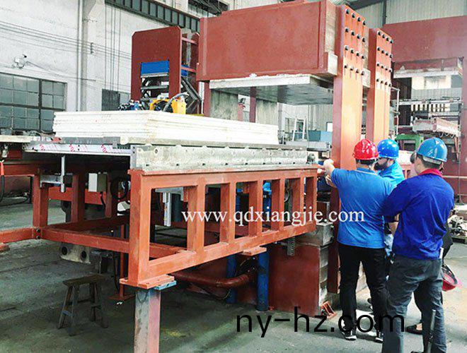 齣(chu)口(kou) 美(mei)國(guo) XLB-Q1200*2133/10.0MN側(cè)闆式(shi)平闆(ban)硫化機(jī)(ji)