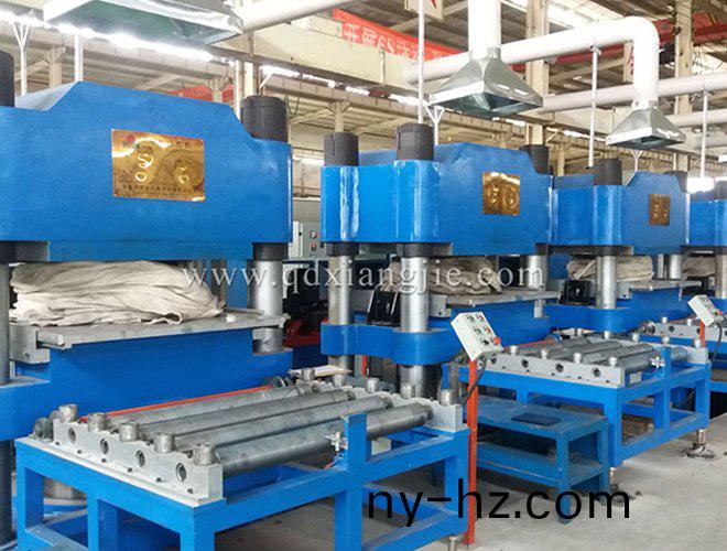 XLB-1200x1200-1000T立柱(zhu)式實(shi)心(xin)胎硫(liu)化(hua)機(ji)